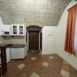 NA PRENÁJOM V KOMÁRNE PRIESTOR V HISTORICKEJ BUDOVE NA BÝVANIE AJ PODNIKANIE V ATRAKTÍVNEJ LOKALITE KOMÁRNA