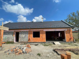 NA PREDAJ NOVOPOSTAVENÝ PRIESTRANNÝ RODINNÝ DOM V KOMÁRNE