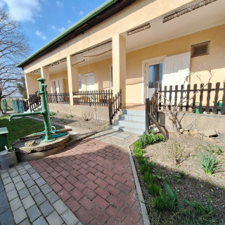 NA PREDAJ PÄŤIZBOVÝ RODINNÝ DOM S ROMANTICKOU VERANDOU A ZÁHRADOU PLNOU OVOCNÝCH STROMOV V OBCI IŽA