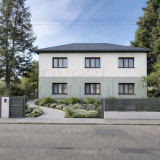 PRIESTRANNÝ RODINNÝ DOM NA PREDAJ - VÝNIMOČNÁ INVESTIČNÁ PRÍLEŽITOSŤ NA LETECKOM POLI V KOMÁRNE 