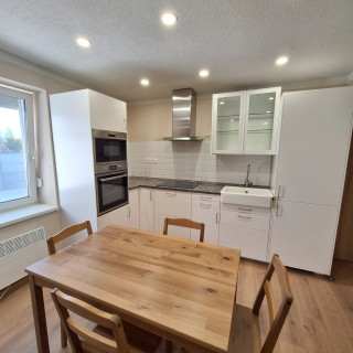 NA PRENÁJOM PRIESTRANNÉ, ZARIADENÉ TROJIZBOVÉ BYTY BLÍZKO KOMÁRNA 